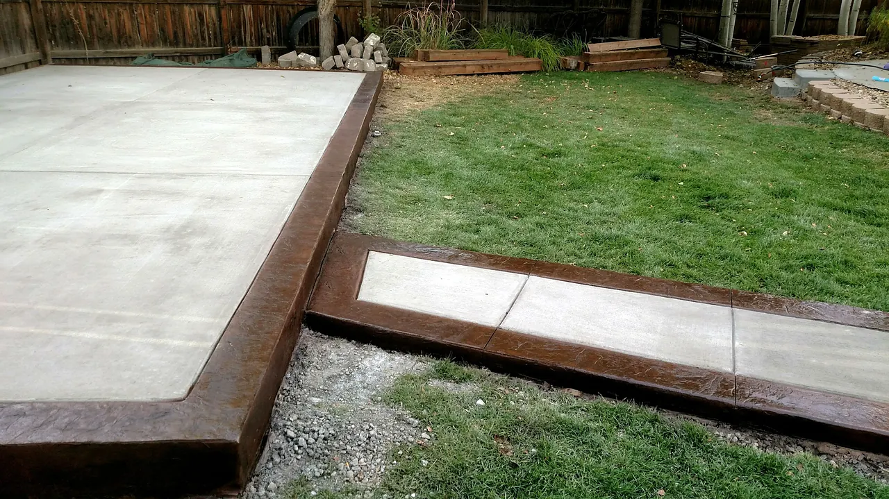 Slab and connecting walk with a colored stamped border