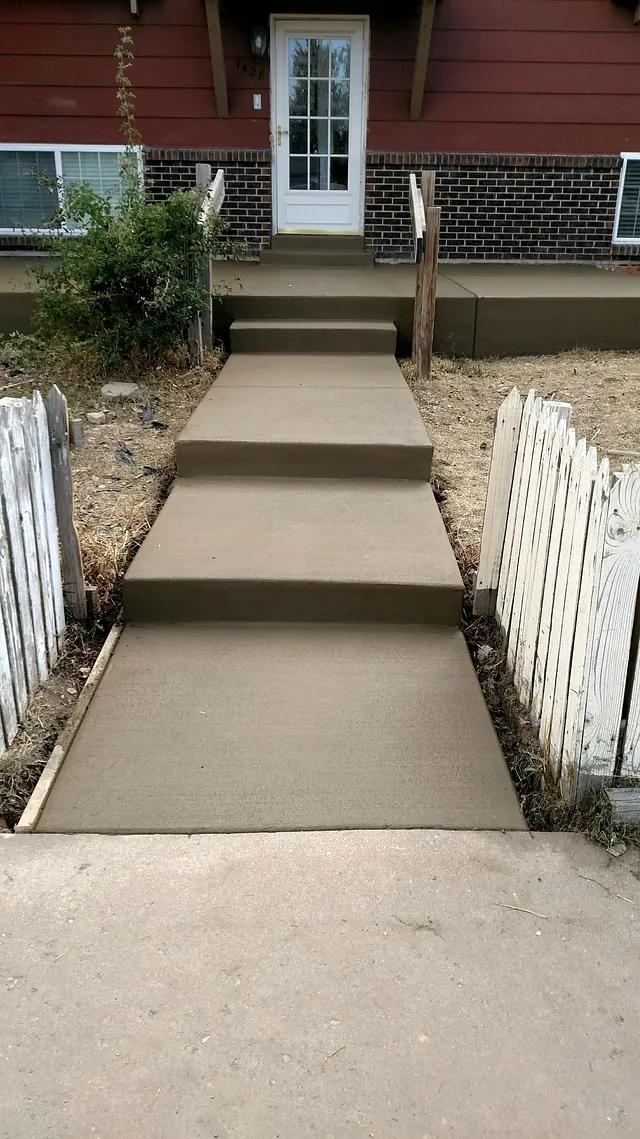 Steps and front walk between two fences